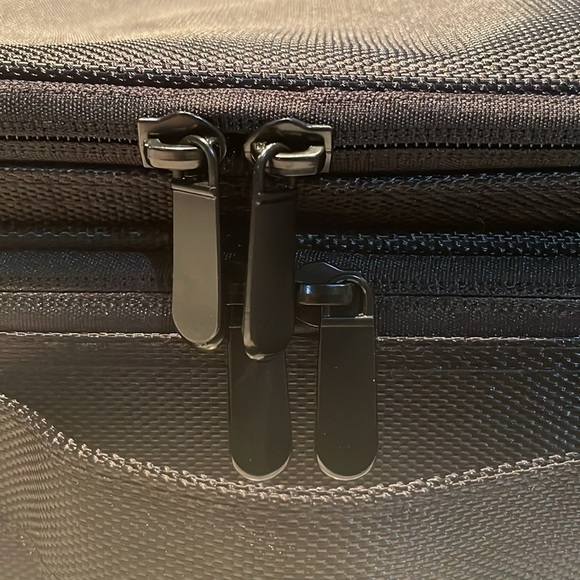 Large Makeup Suitcase​​ - Picture 4 of 10